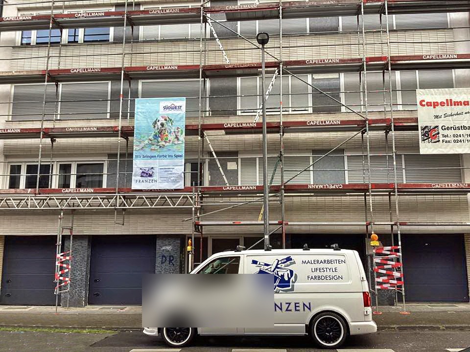 Firmenfahrzeug von Malerbetrieb Dieter Franzen vor eingerüsteter Fassade