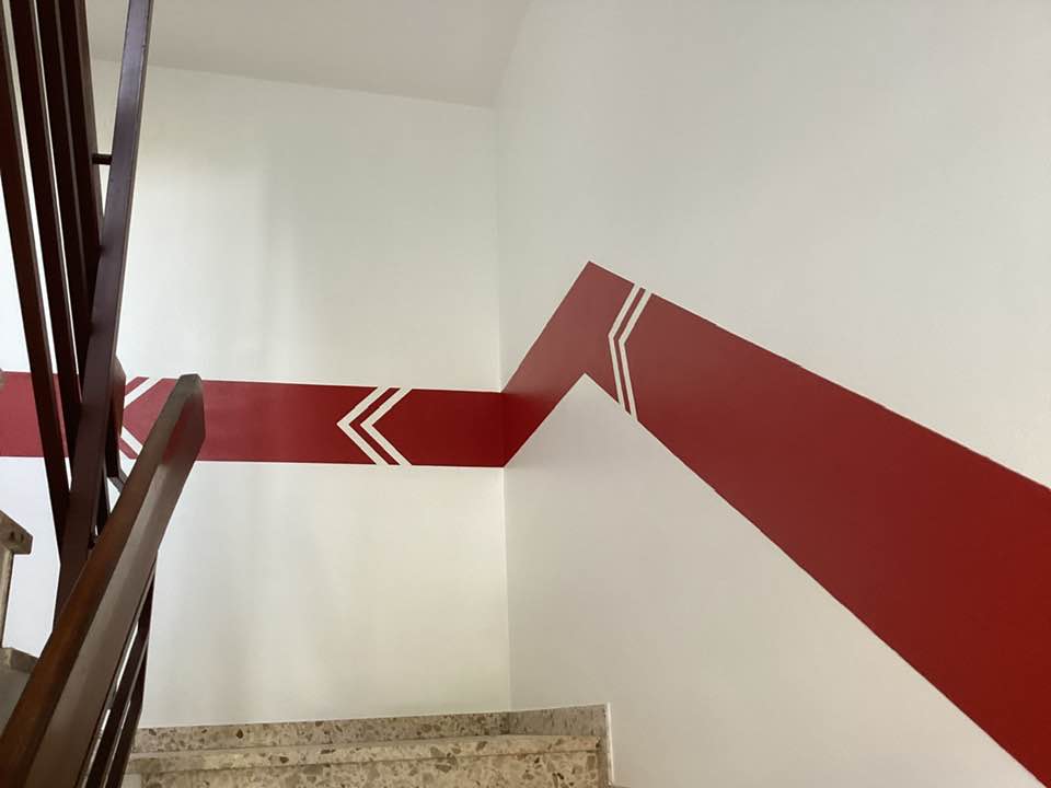 Fertig gestrichenes Treppenhaus mit individuellem roten Farbdesign
