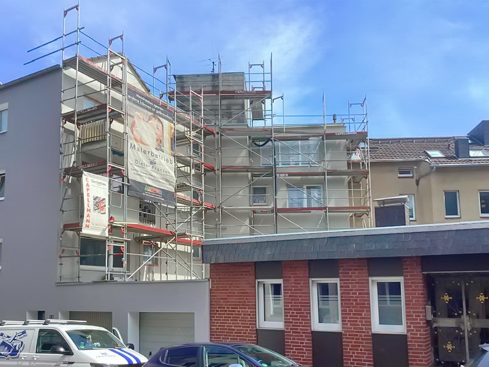 Eingerüstete Fassade, Malerbetrieb Dieter Franzen bei der Arbeit