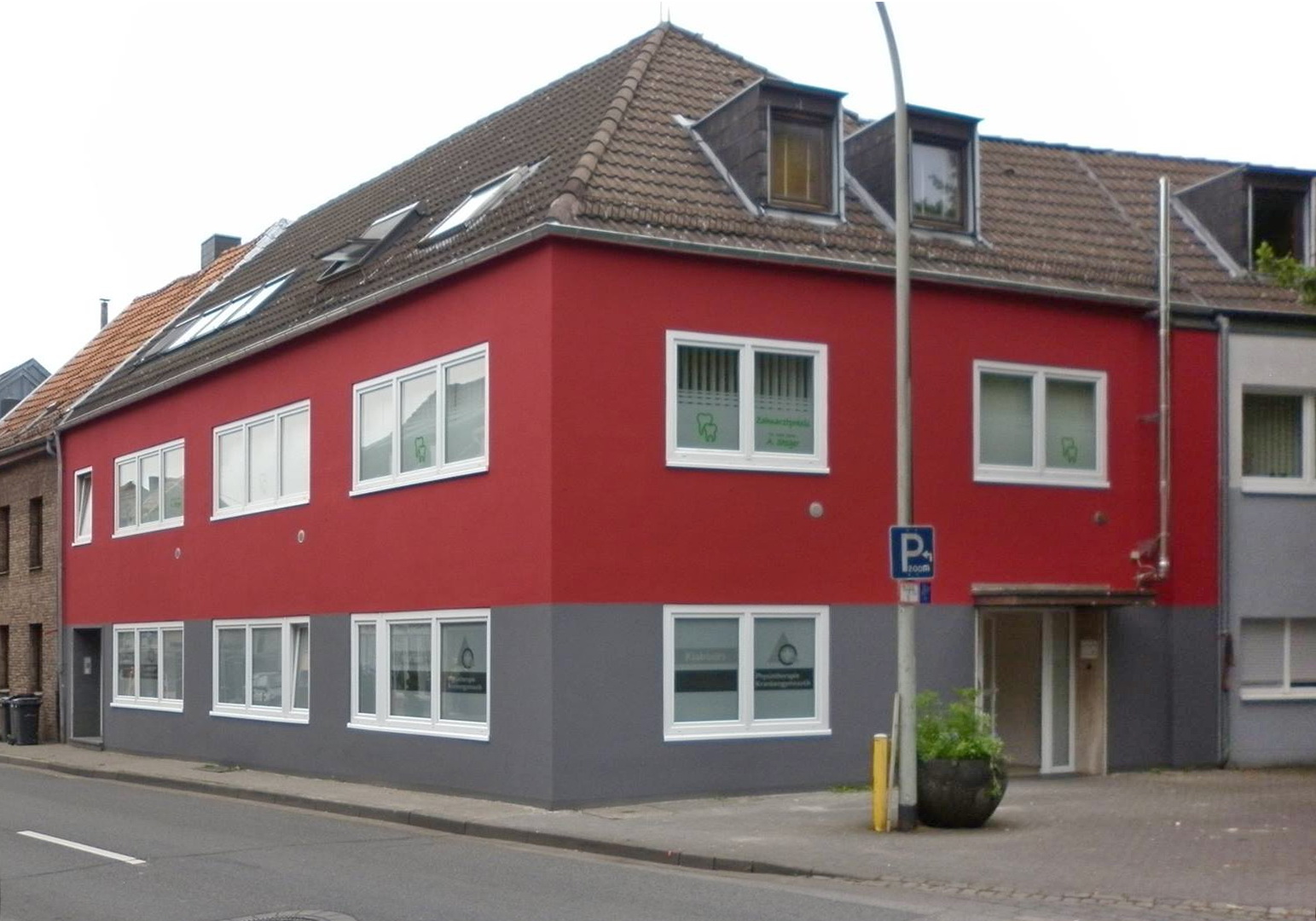 Fertig gestrichene Hausfassade in Rot und Grau