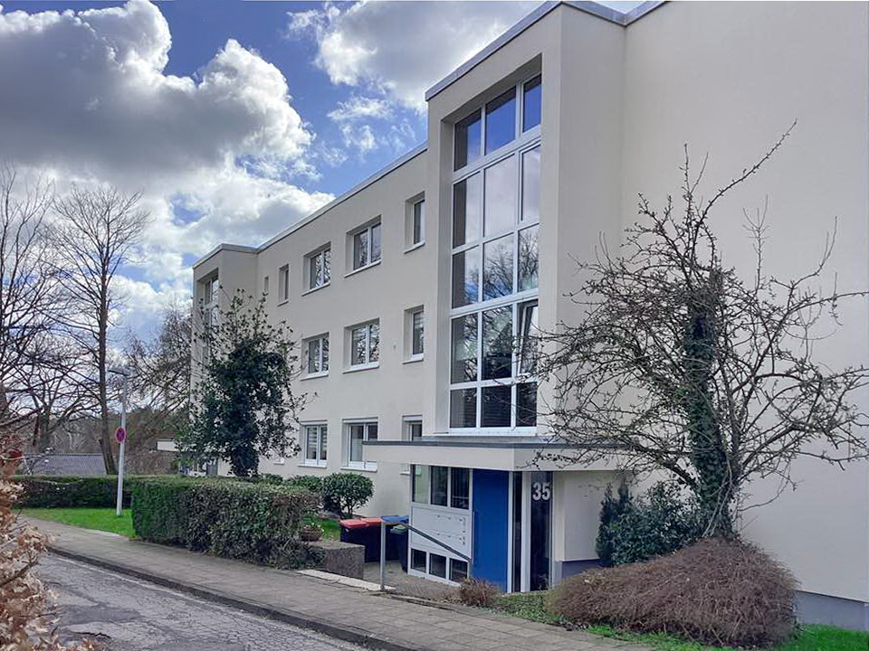 Fertig gestrichene helle Hausfassade